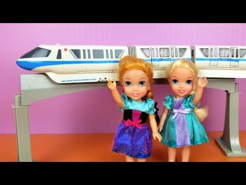 TRAIN ! Elsa and Anna toddlers-Disney monorail-racing cars