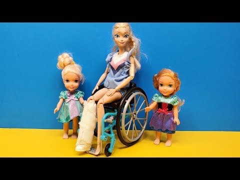 Leg cast ! Elsa and Anna toddlers-Barbie is the doctor
