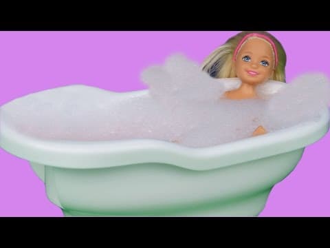 BUBBLE BATH! CHELSEA sings,splashes and plays with BATH toys. Skipper helps