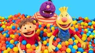 Learn the colors blue yellow & red in the Super Duper Ball Pit